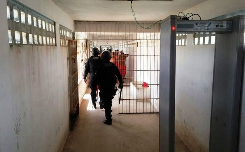 Operação no presídio Baldomero Cavalcanti encontra armas, drogas e celulares