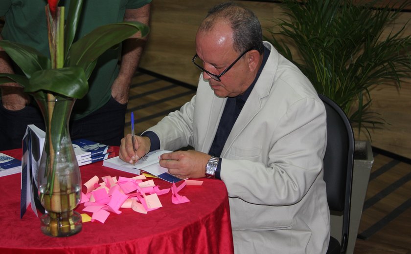 Marcelo Bastos lança livro 'Personagens da política alagoana'