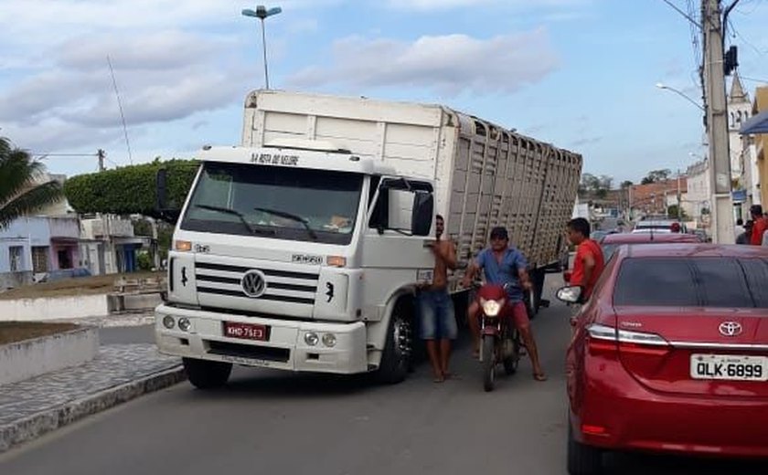 Caminhão boiadeiro quase tomba no Centro de Paulo Jacinto