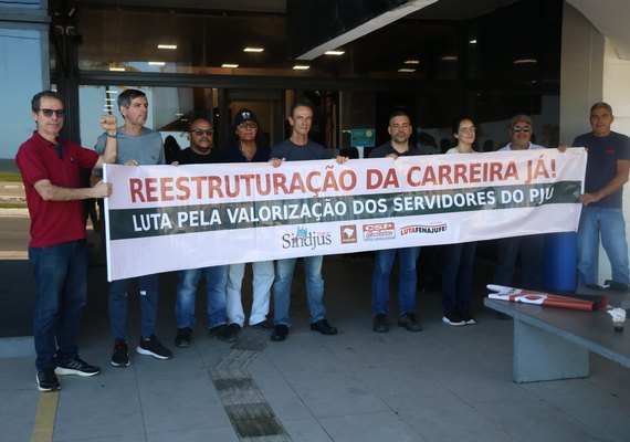 Servidores do Judiciário Federal fazem ato em defesa da reestruturação da carreira e recomposição salarial