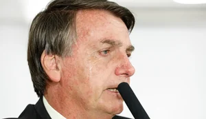 PF cumpre mandados na casa de Jair Bolsonaro, que usará tornozeleira