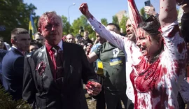 Manifestantes jogam tinta vermelha no rosto de embaixador russo na Polônia