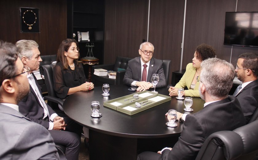 Corregedor-geral eleito, Fábio Ferrario recebe representantes da Arpen