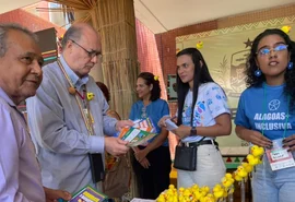 Reitor da UFAL destaca importância da inclusão social durante visita à Bienal do Livro