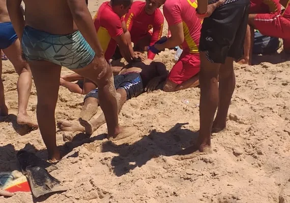 Homem é resgatado após afogamento na Praia do Francês