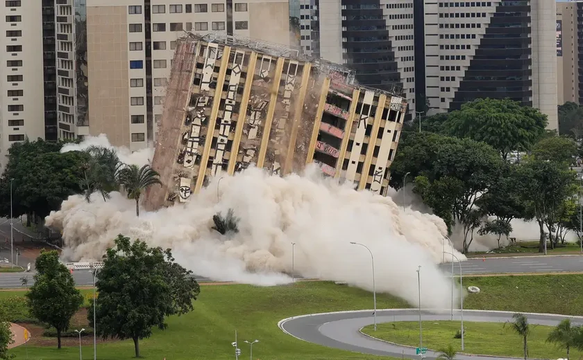 Tradicional hotel de luxo é implodido no centro de Brasília