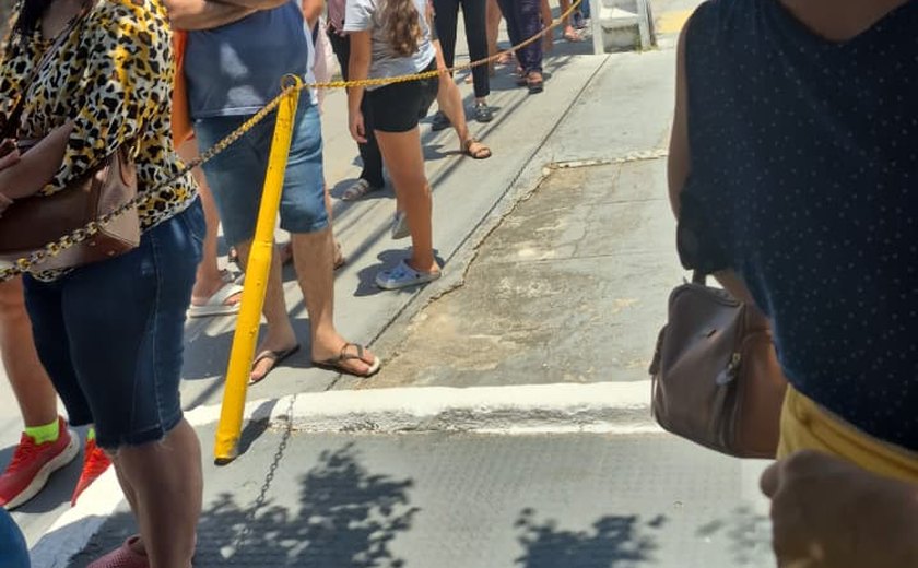 Vacinação de bloqueio contra meningite C provoca filas e lentidão no trânsito em Maceió