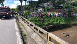 Condutor morre depois de veículo cair de ponte em rio e ficar preso às ferragens
