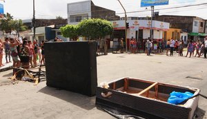 Moradores de bairros atingidos pelas chuvas realizam protestos em Maceió