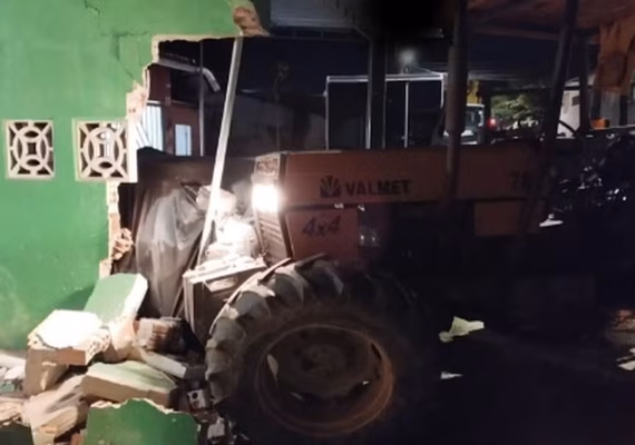 Motociclista morre após ser atingido por trator conduzido por homem embriagado e mulher fica ferida