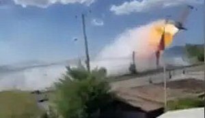 Avião pega fogo no ar e cai em rodovia no Chile