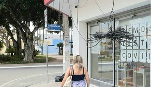 Em Arapiraca, empresas de telefonia abandonam fios nas calçadas e prejudicam moradores