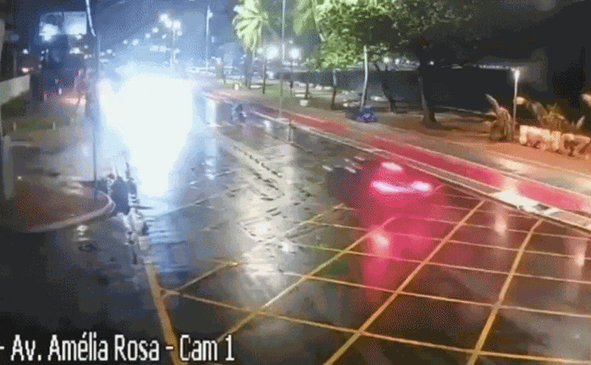 Vídeo mostra BMW invadindo calçada e derrubando coqueiro na orla de Maceió