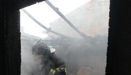 Casa fica parcialmente destruída em incêndio