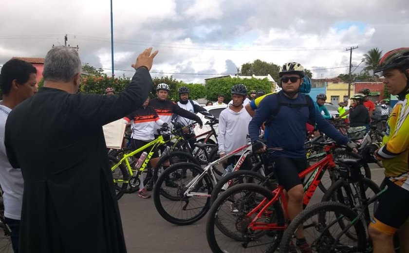 Grupo de casais católicos realiza pedal na cidade de Junqueiro