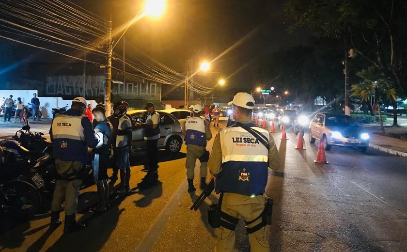 Blitz da Lei Seca flagra 13 motoristas dirigindo alcoolizados após as prévias