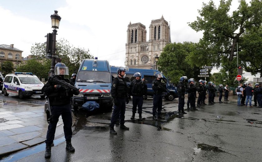 Policial atira em homem perto da catedral de Notre Dame, em Paris