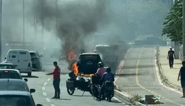 Veículo pega fogo na Avenida Josefa de Melo, em Maceió