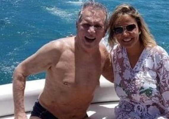 Carlos Alberto de Nóbrega curte férias com namorada mais nova na Bahia