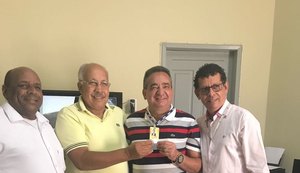 Marcos Barbosa recebe título de sócio benemérito da ACDA