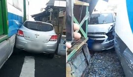 Motorista faz ultrapassagem em linha férrea e veículo é atingido e arrastado por metros