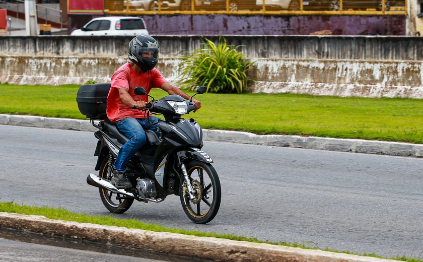 Ciclomotor com restrição de roubo e furto é apreendido no Poço