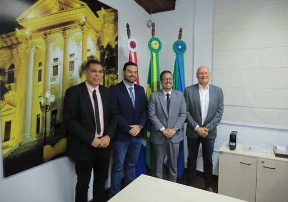 Charles Hebert toma posse como vereador na Câmara de Maceió