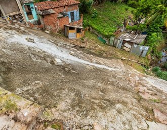 Obra pioneira de contenção definitiva de encosta elimina área de risco no Jacintinho