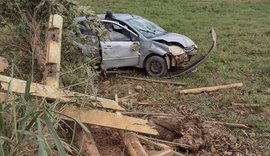 Motorista perde controle do carro, capota e entra em cercado na zona rural de Arapiraca