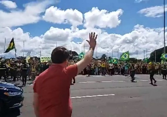 Bolsonaro usa preço da gasolina para tentar tirar foco da compra do Centrão