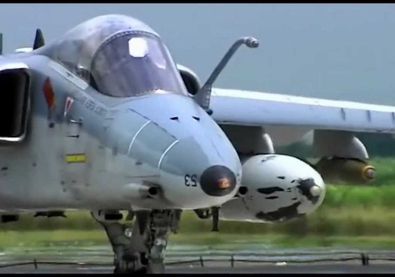 FAB intercepta avião que transportava 300 kg de pasta base de cocaína