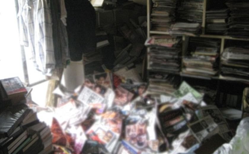 Homem morre após 6 toneladas de revistas pornôs caírem em cima dele