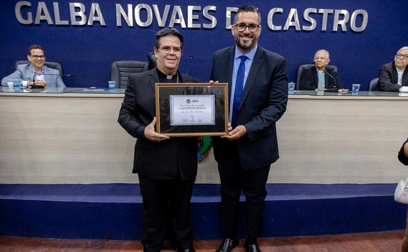 Leonardo Dias entrega Título de Cidadão Honorário de Maceió a Dom Beto Breis