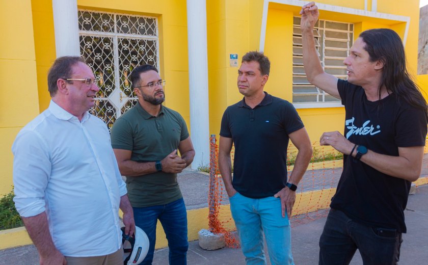 Ao lado de músicos, prefeito Luciano visita obras do Conservatório de Arapiraca