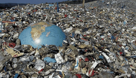 Mundo joga um caminhão de lixo, por minuto, nos oceanos