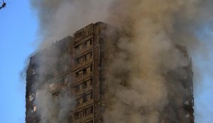 Sobe para 12 número de mortos em incêndio em prédio residencial em Londres