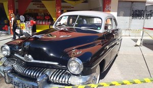 Calcadão do comércio tem exposição de carros antigos