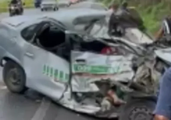 Acidente entre micro-ônibus  escolar e táxi deixa dois mortos na BR-316, em Satuba