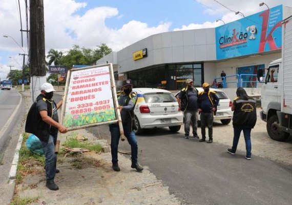 Convívio Social retira quase três mil anúncios irregulares de áreas públicas de Maceió