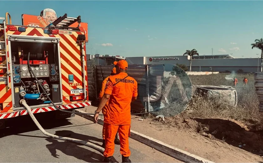 Carro capota e pega fogo após motorista desviar de motociclista na AL-220