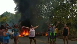 Manifestantes bloqueiam rodovia em Paripueira protestando pela falta de água