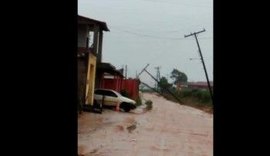 Ventos derrubam postes e povoado fica isolado no Agreste