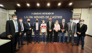 Mototaxista que salvou idosa de atropelamento pelo VLT receberá comenda