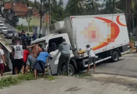 Caminhão fica preso em buraco de esgoto e bloqueia trânsito em Maceió