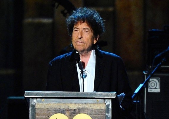 Bob Dylan fala sobre Nobel e diz que músicas são diferentes de literatura