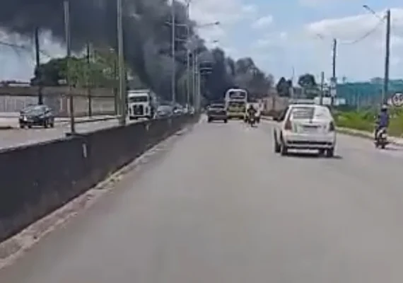 Fumaça densa tira visibilidade de motoristas e pedestres na AL-110