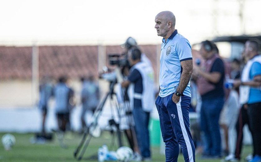 CSA anuncia desligamento do técnico Itamar Schülle