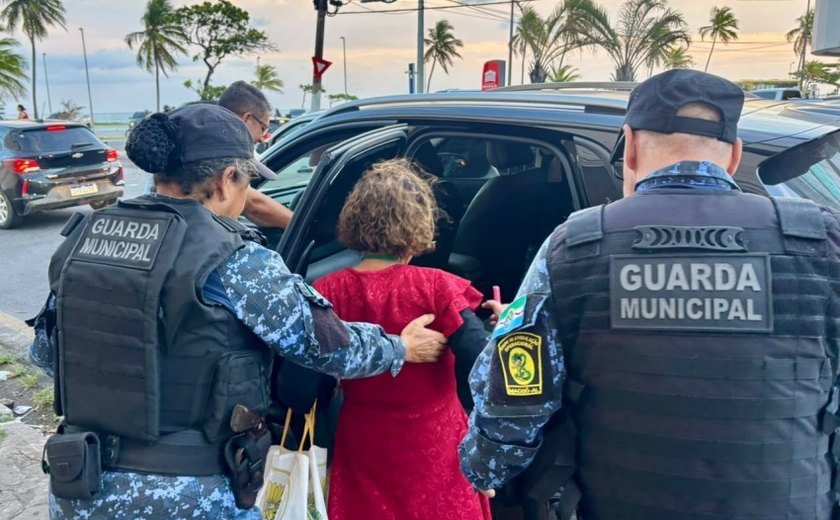 Guarda Municipal de Maceió ajuda idosa com início de Alzheimer que estava perdida no Centro