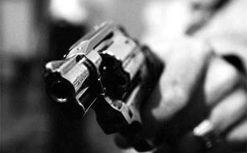 Polícia prende homem por porte ilegal de arma de fogo