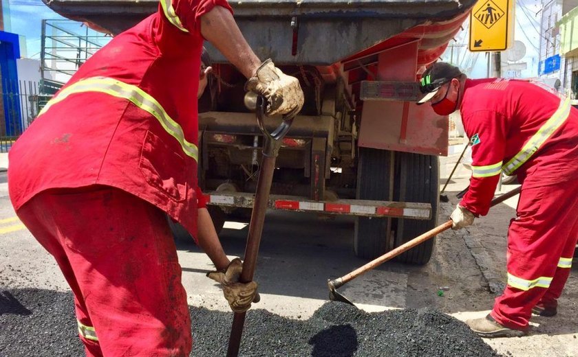 Infraestrutura aplica mais de 190 toneladas de asfalto para reparar vias na cidade